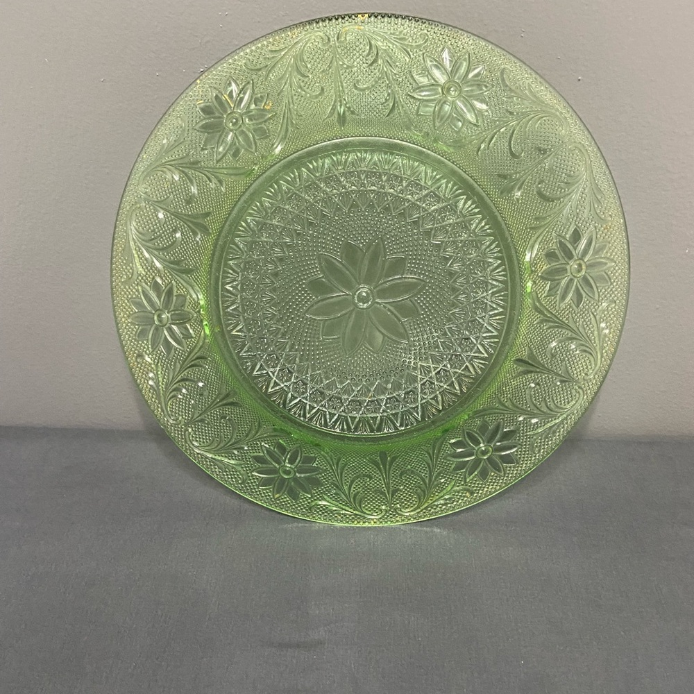 Vintage Uranium Tiara INDIANA GLASS Chantilly Green 10" Dinner Plate Replacement - Picture 5 of 17